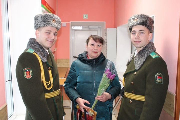 Пинские пограничники поздравили женщин с 8 Марта