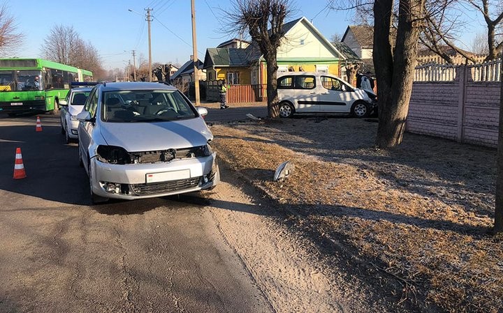 В Барановичах автомобиль отбросило на край дороги, где шла женщина. Она с тяжелыми травмами в больнице