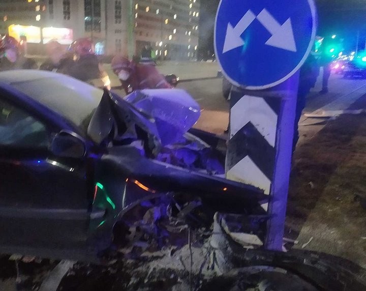 В Гродно парень на Volvo влетел в столб. Появилось видео момента