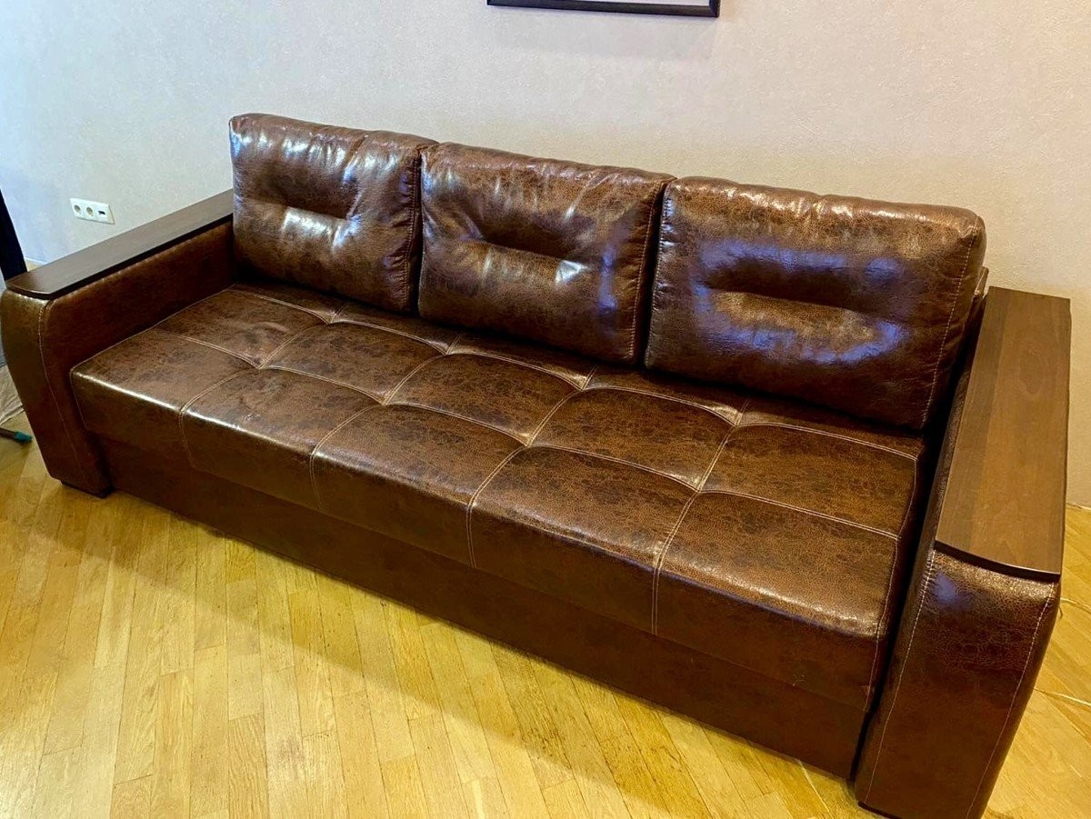 Из уставшего, изношенного дивана в шикарный и стильный предмет интерьера. Мастерская по перетяжке и ремонту мебели исполняет желания своих клиентов