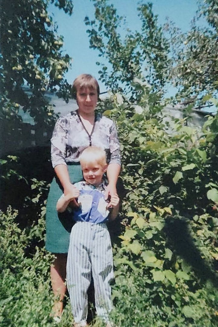 «25 января меня оставили на крыльце роддома». Парень из Брестской области хочет найти кого-нибудь из родных