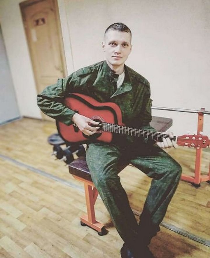 «25 января меня оставили на крыльце роддома». Парень из Брестской области хочет найти кого-нибудь из родных