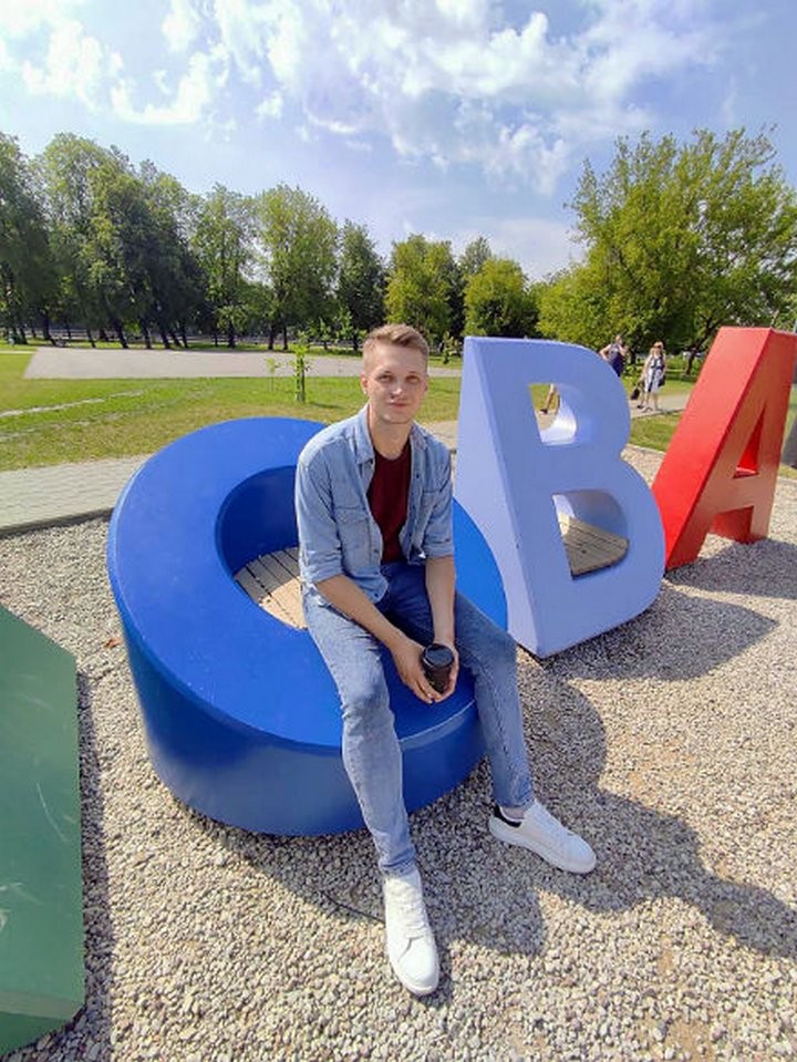 «25 января меня оставили на крыльце роддома». Парень из Брестской области хочет найти кого-нибудь из родных