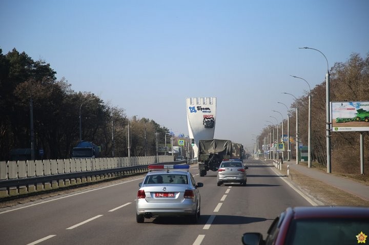 Колонна военной техники прошла по улицам Бреста