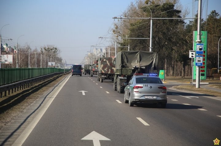 Колонна военной техники прошла по улицам Бреста