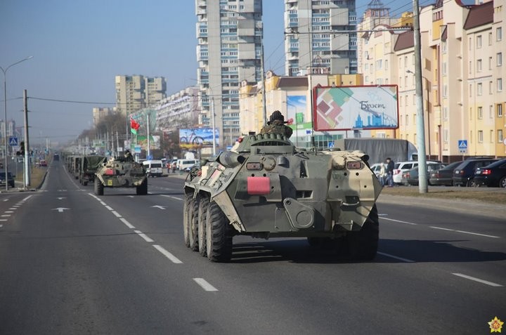 Колонна военной техники прошла по улицам Бреста