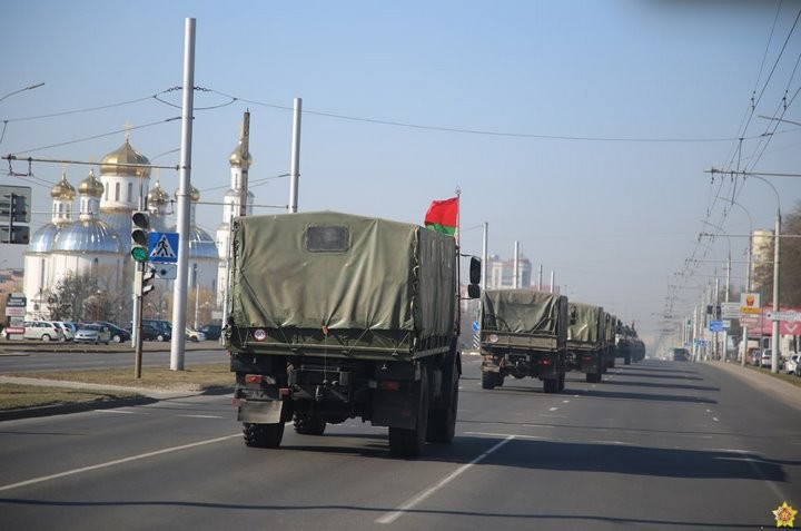 Колонна военной техники прошла по улицам Бреста