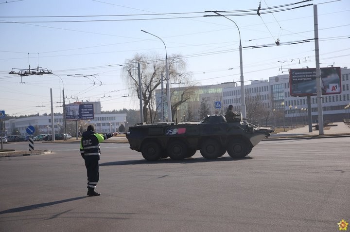 Колонна военной техники прошла по улицам Бреста