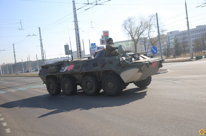 Колонна военной техники прошла по улицам Бреста