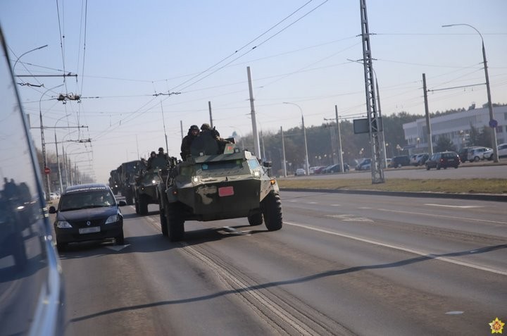 Колонна военной техники прошла по улицам Бреста
