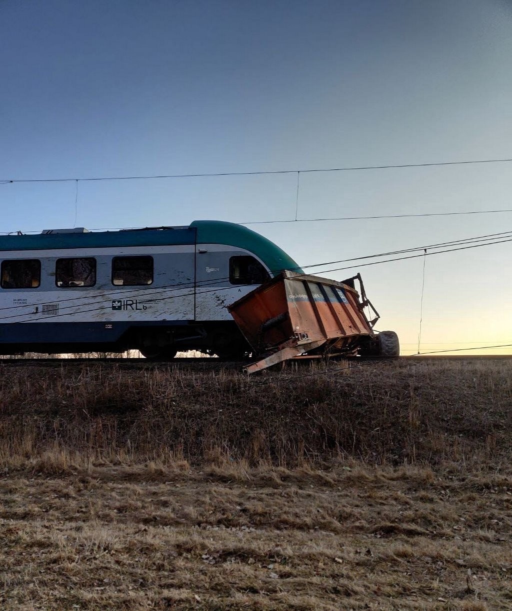 Поезд протаранил трактор с прицепом в Беларуси. Фото и видео