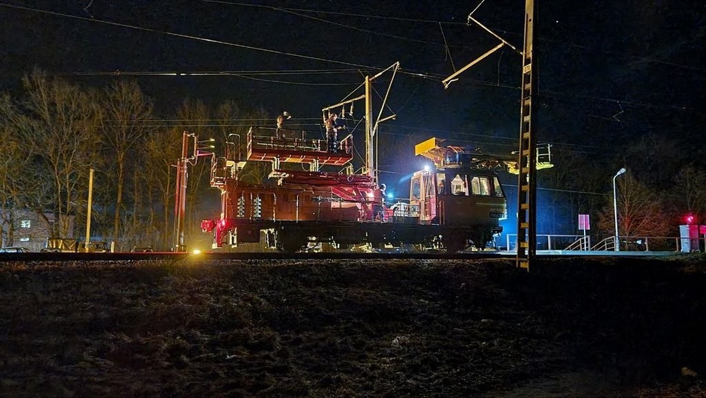 Поезд протаранил трактор с прицепом в Беларуси. Фото и видео