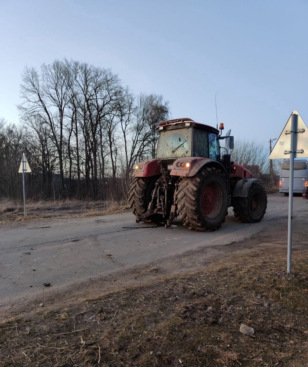 Поезд протаранил трактор с прицепом в Беларуси. Фото и видео