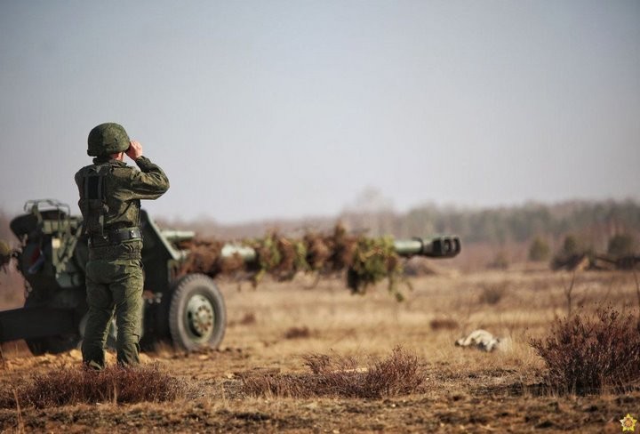 На полигоне около Бреста продолжаются учения с применением тяжелой артиллерии и авиации