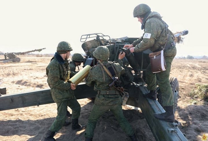 На полигоне около Бреста продолжаются учения с применением тяжелой артиллерии и авиации