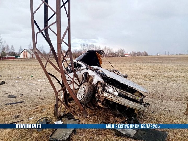 Под Гомелем пьяный бесправник врезался в опору ЛЭП — три человека в реанимации