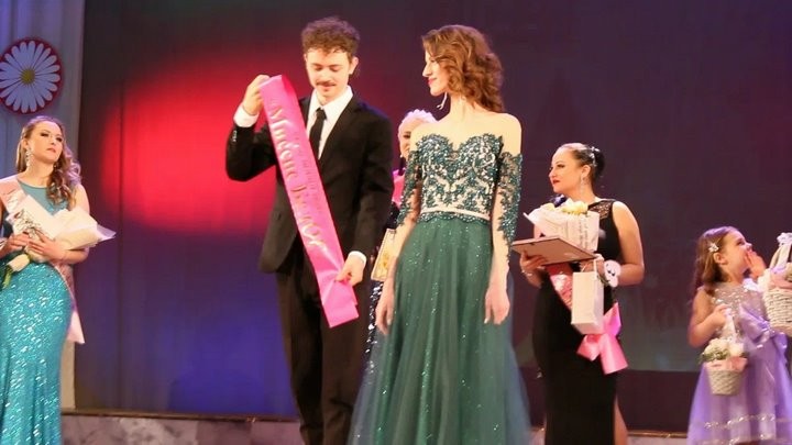 Золушка из Барановичей: как неслышащая горожанка стала королевой красоты