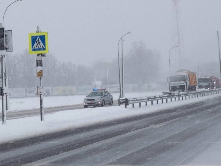 В Бресте снегоуборочная техника работает в круглосуточном режиме