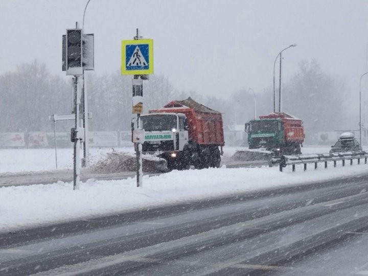 В Бресте снегоуборочная техника работает в круглосуточном режиме