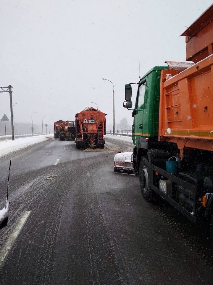В Бресте снегоуборочная техника работает в круглосуточном режиме