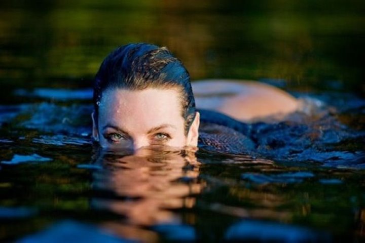 Не вредно ли открывать глаза под водой?