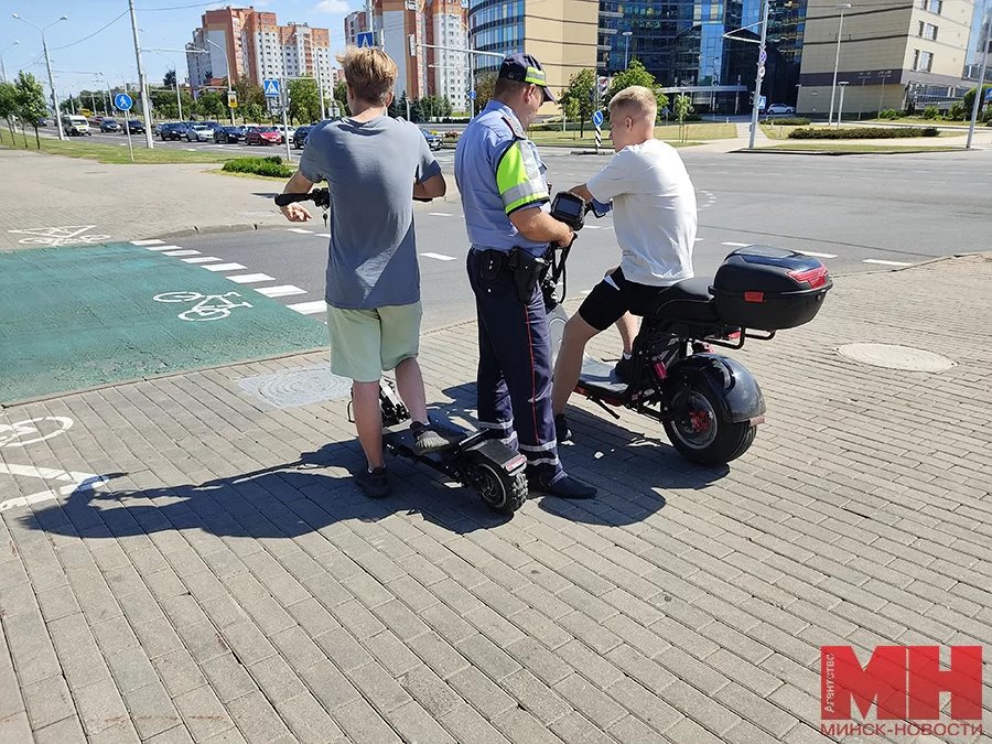 Инспектор ГАИ с радаром на велодорожке: что он там делает