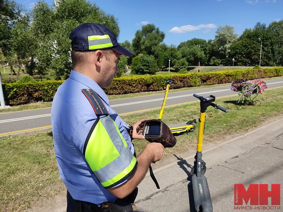 Инспектор ГАИ с радаром на велодорожке: что он там делает