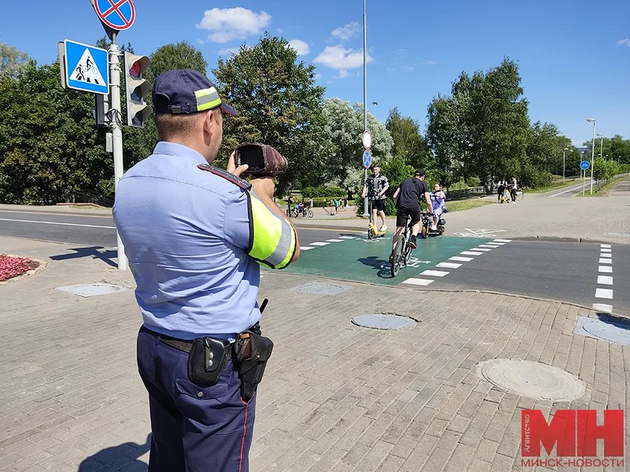 Инспектор ГАИ с радаром на велодорожке: что он там делает