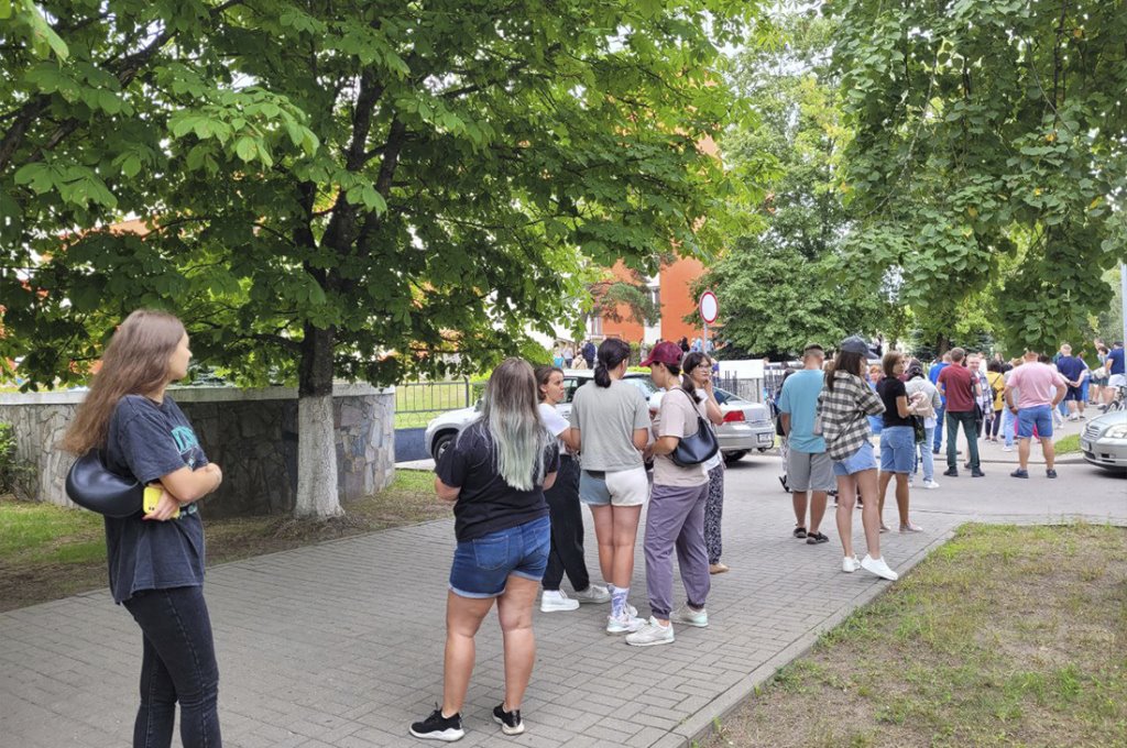 В Солигорске выстроилась огромная очередь на сдачу крови — спасают парня с лейкемией