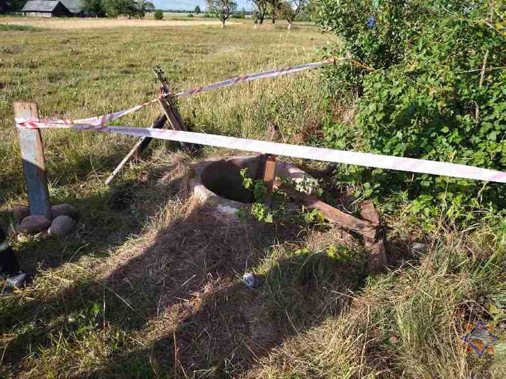 В Беларуси пятилетняя девочка оступилась, упала в 10-метровый колодец — и осталась жива