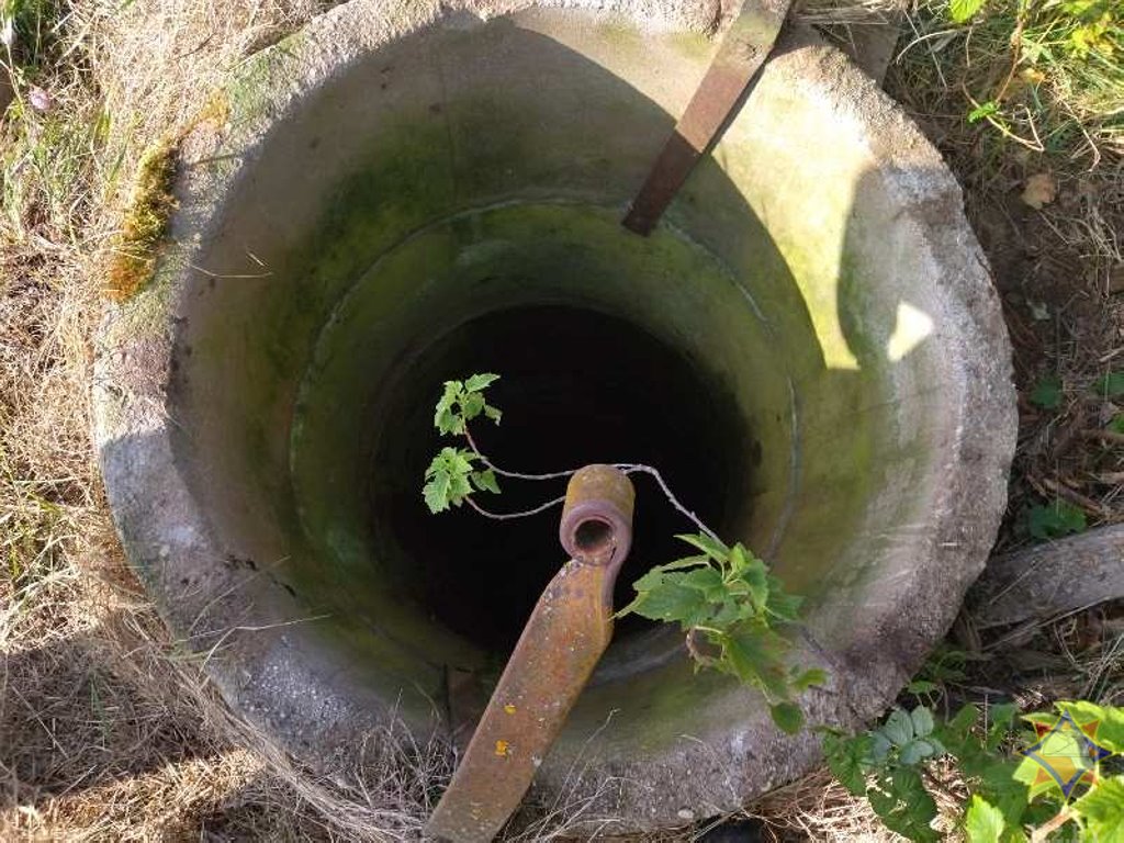 В Беларуси пятилетняя девочка оступилась, упала в 10-метровый колодец — и осталась жива