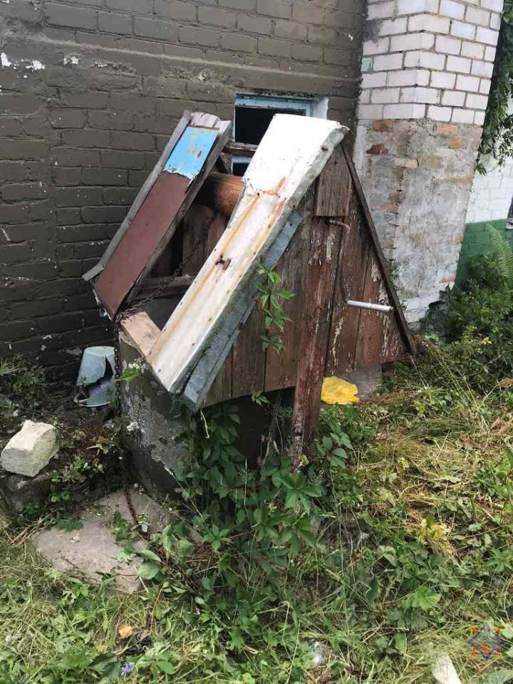 В Березе пенсионер провалился в колодец. Ранее его уже спасали из этой же «ловушки»