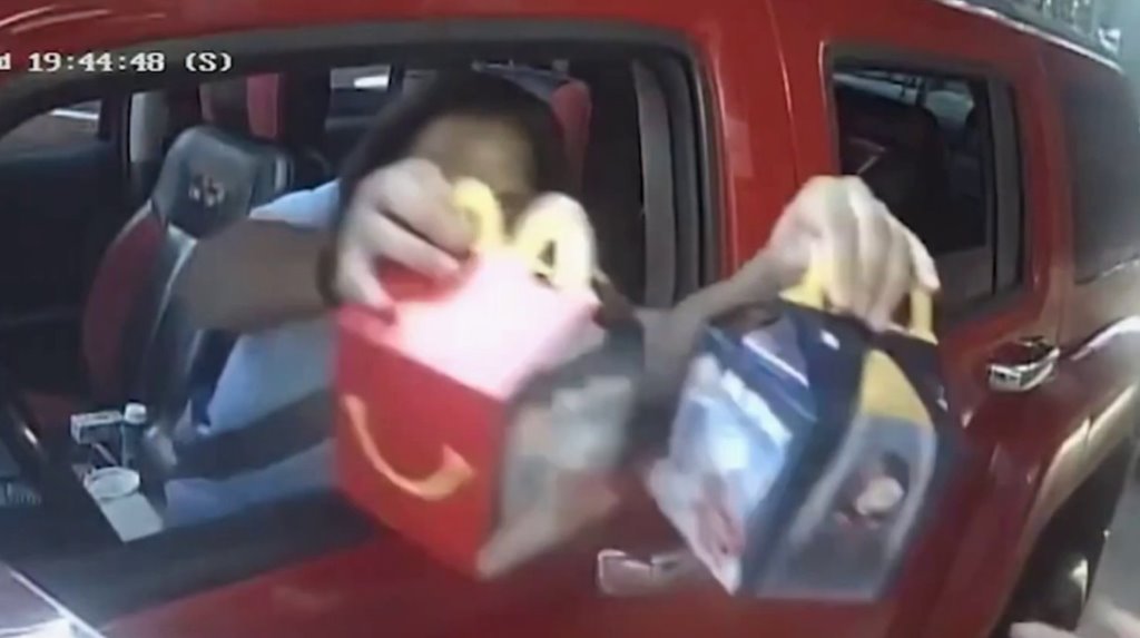 Восьмилетняя девочка, получившая ожог куриным наггетсом, получит от ресторана фастфуда компенсацию в $800 тысяч