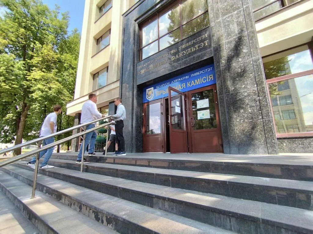 Абитуриенты рассказали, с какими баллами поступают в вузы