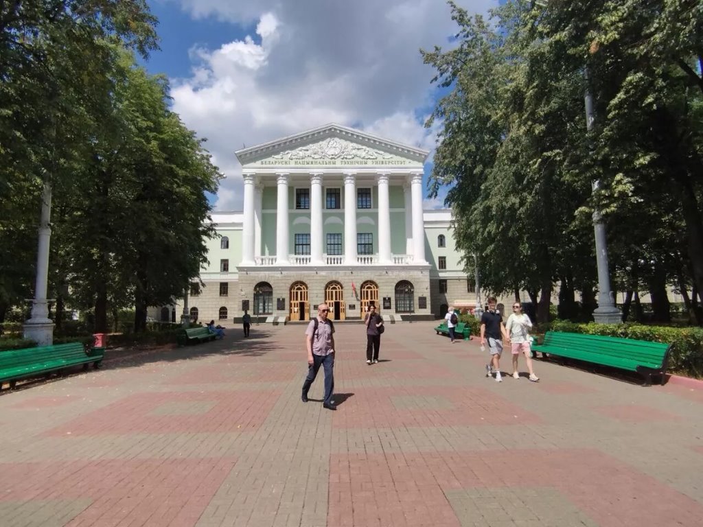 Абитуриенты рассказали, с какими баллами поступают в вузы