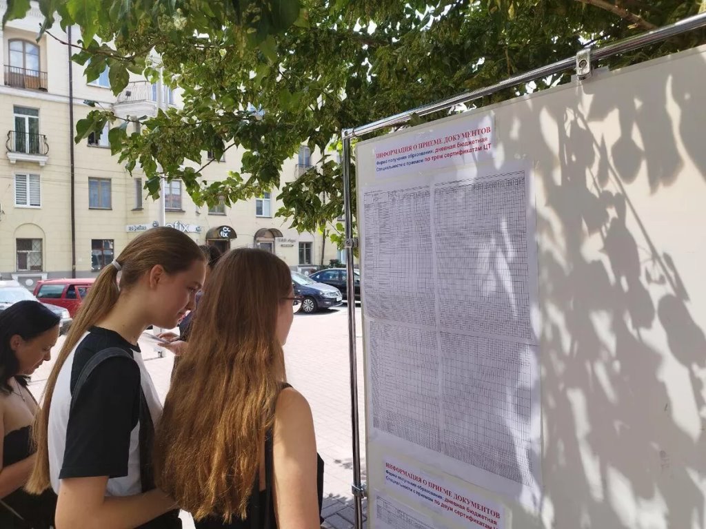 Абитуриенты рассказали, с какими баллами поступают в вузы