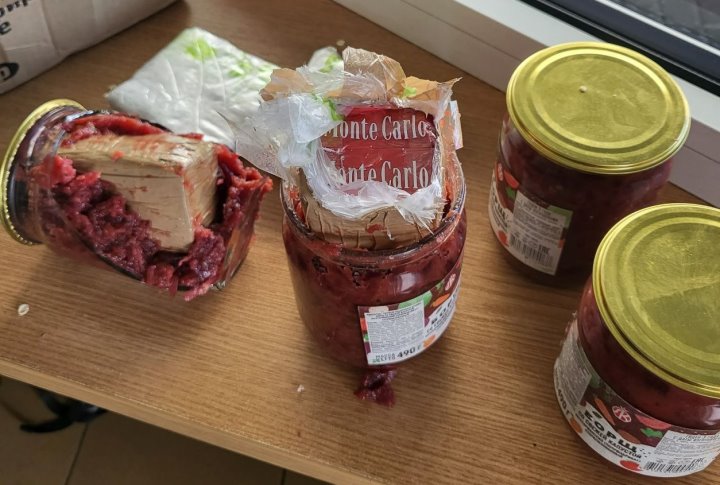 Польский велосипедист попытался провезти табачную контрабанду. Он спрятал ее в банках с борщом