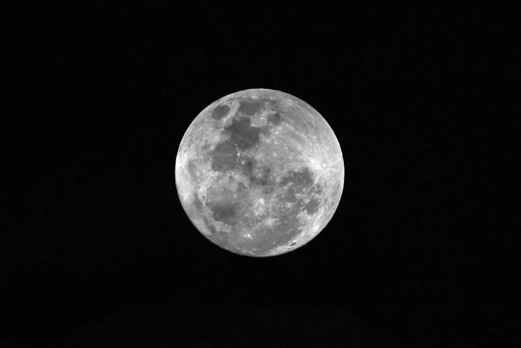 Ночью можно было увидеть осетровую луну. Как она выглядела