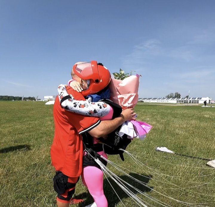 Белорус сделал предложение в свободном падении. Какой ответ?