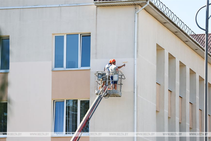 Обновленный фонтан, ремонт жилья и дорог: в Ганцевичах завершают подготовку к областным «Дажынкам»