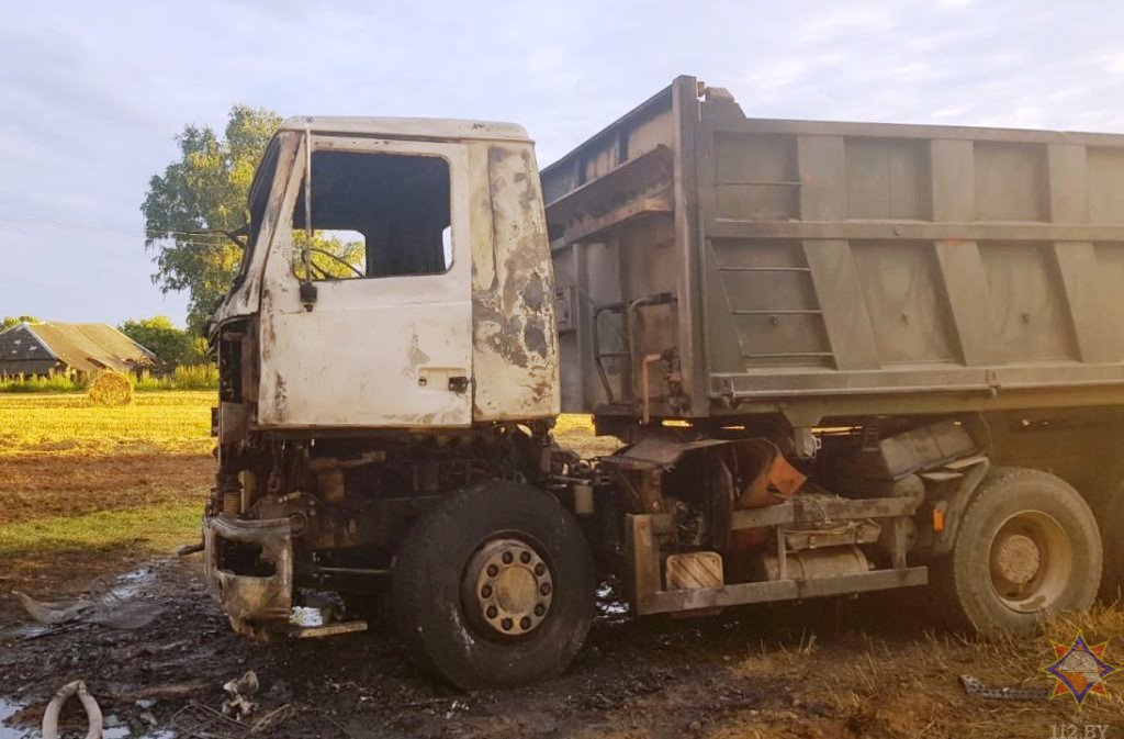 В Барановичском районе при перевозке зерна загорелся МАЗ
