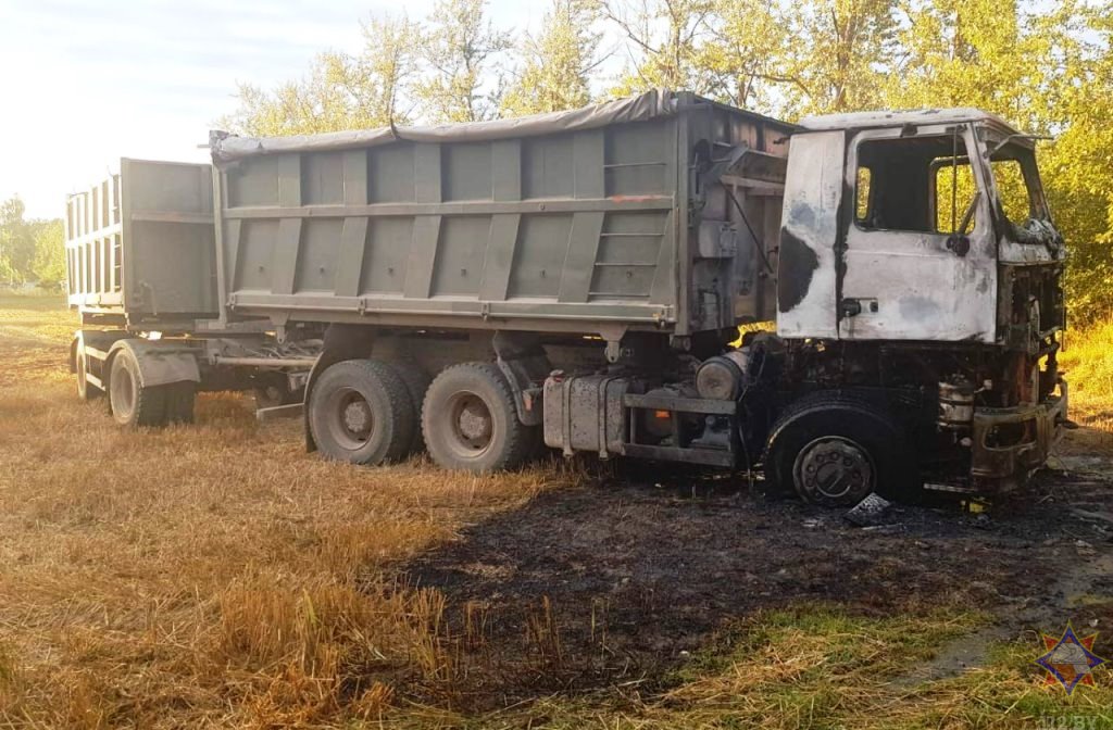 В Барановичском районе при перевозке зерна загорелся МАЗ