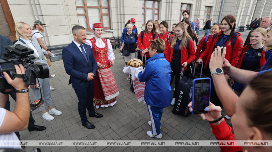 «Приятно до слез». Сборную России по плаванию душевно встретили в Бресте