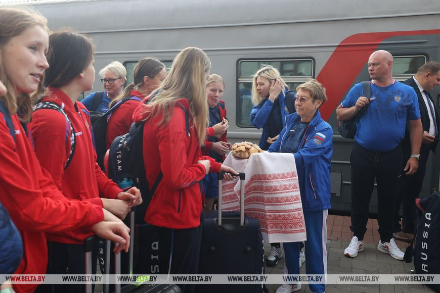 «Приятно до слез». Сборную России по плаванию душевно встретили в Бресте