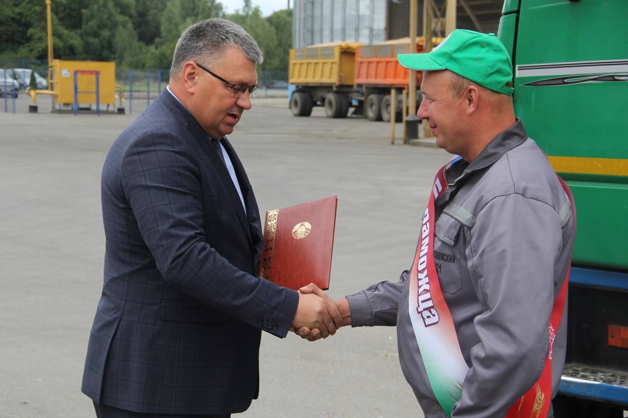 Первого водителя-четырехтысячника на уборке зерновых чествовали в Брестской области