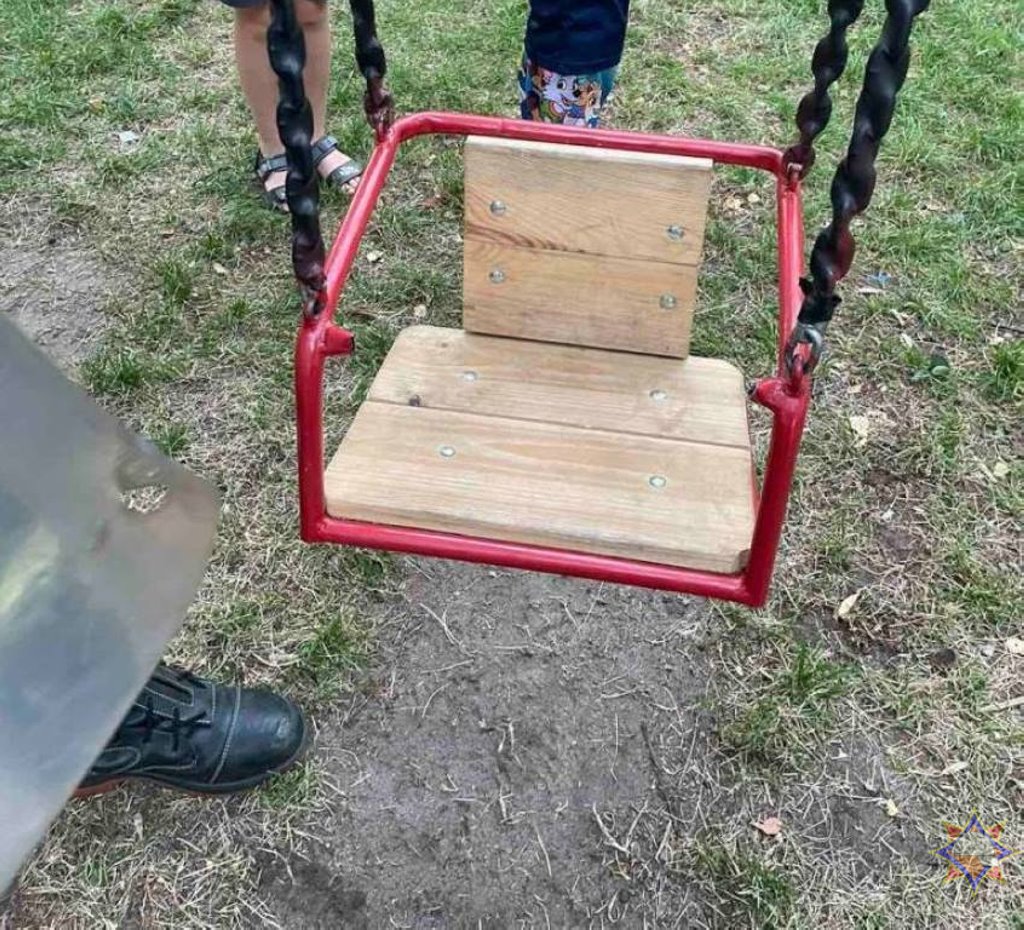 Девочка в Бресте застряла в качелях на детской площадке