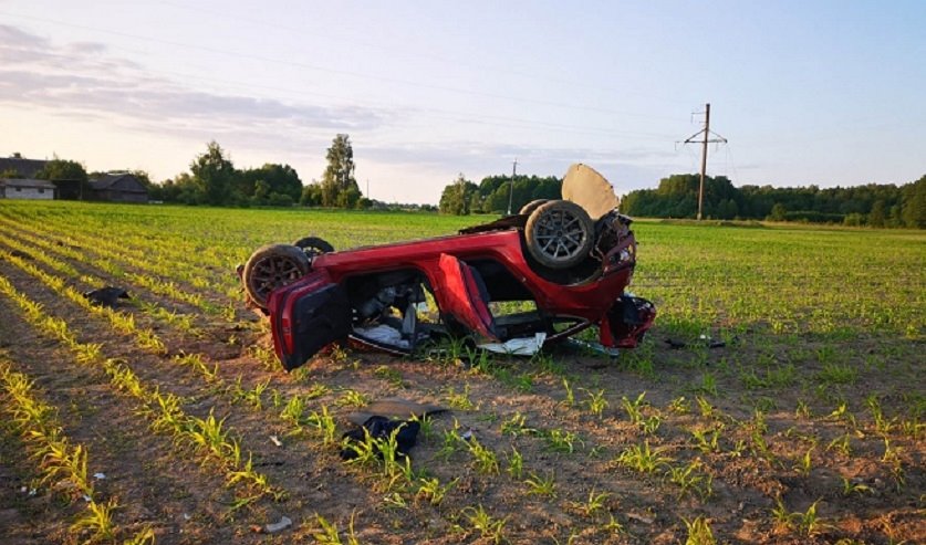 В Беларуси пьяный бесправник перевернулся на Tesla: один человек погиб, 4 пострадали