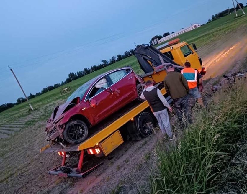 В Беларуси пьяный бесправник перевернулся на Tesla: один человек погиб, 4 пострадали