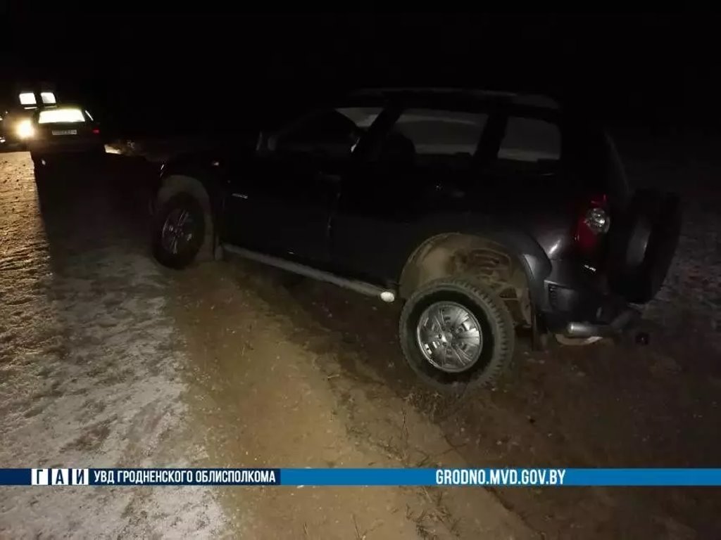 Пассажир выталкивал «Ниву» с пьяным водителем и оказался под колесами