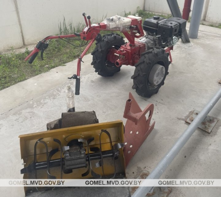 Белоруска тайком сфотографировала паспорт знакомой и оформила на нее покупку мотоблока